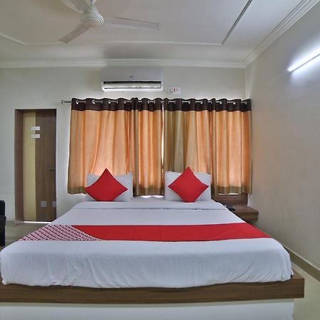 Oyo 41929 Hotel Loyal Residency Jamnagar Luaran gambar