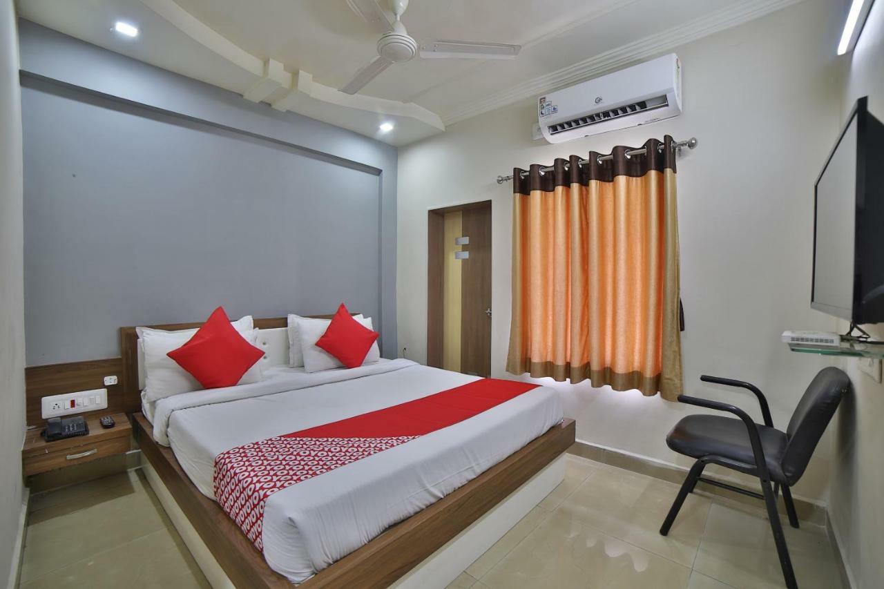 Oyo 41929 Hotel Loyal Residency Jamnagar Bilik gambar