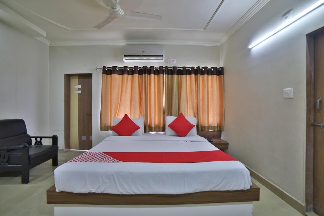 Oyo 41929 Hotel Loyal Residency Jamnagar Luaran gambar