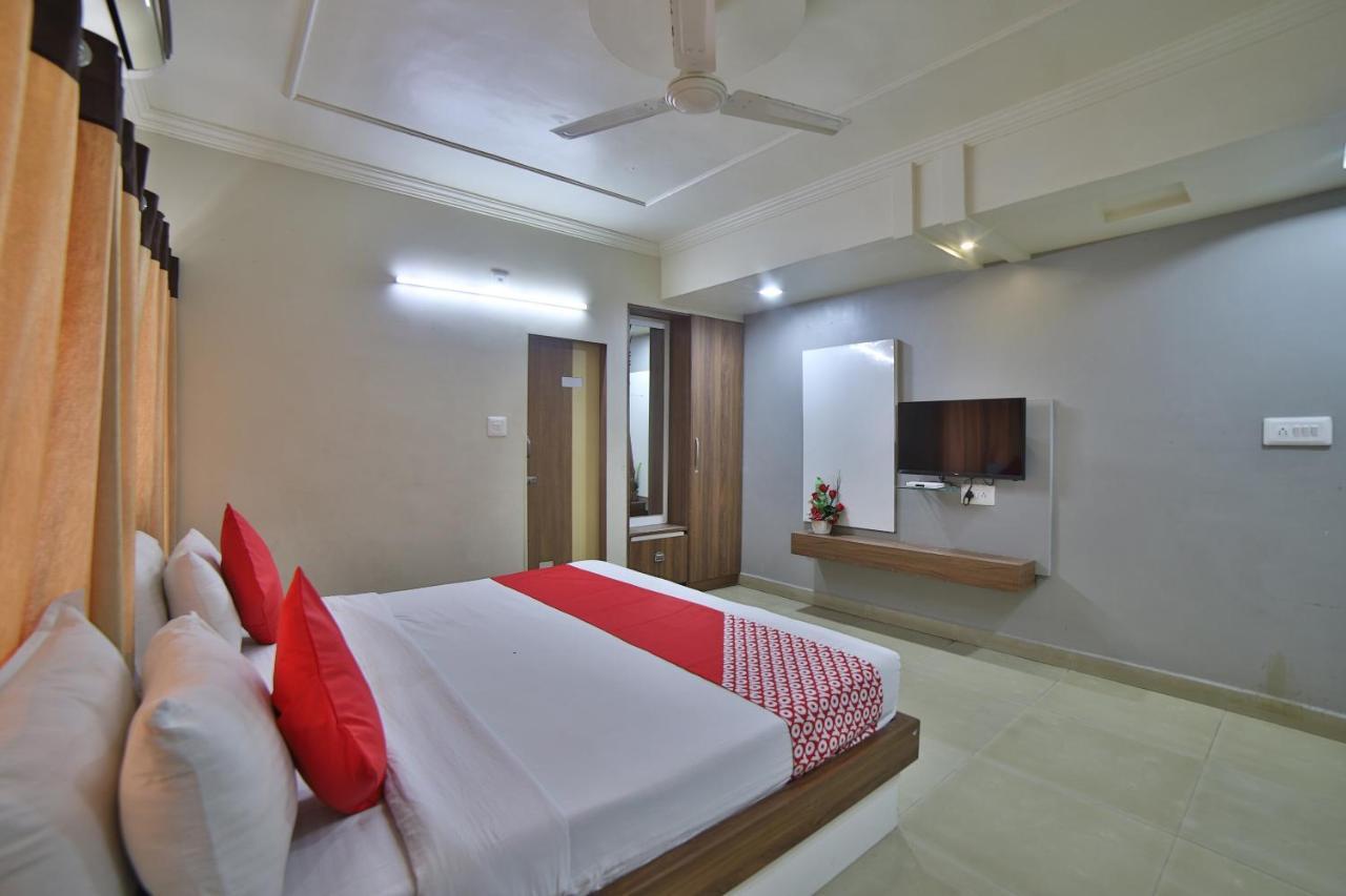 Oyo 41929 Hotel Loyal Residency Jamnagar Luaran gambar