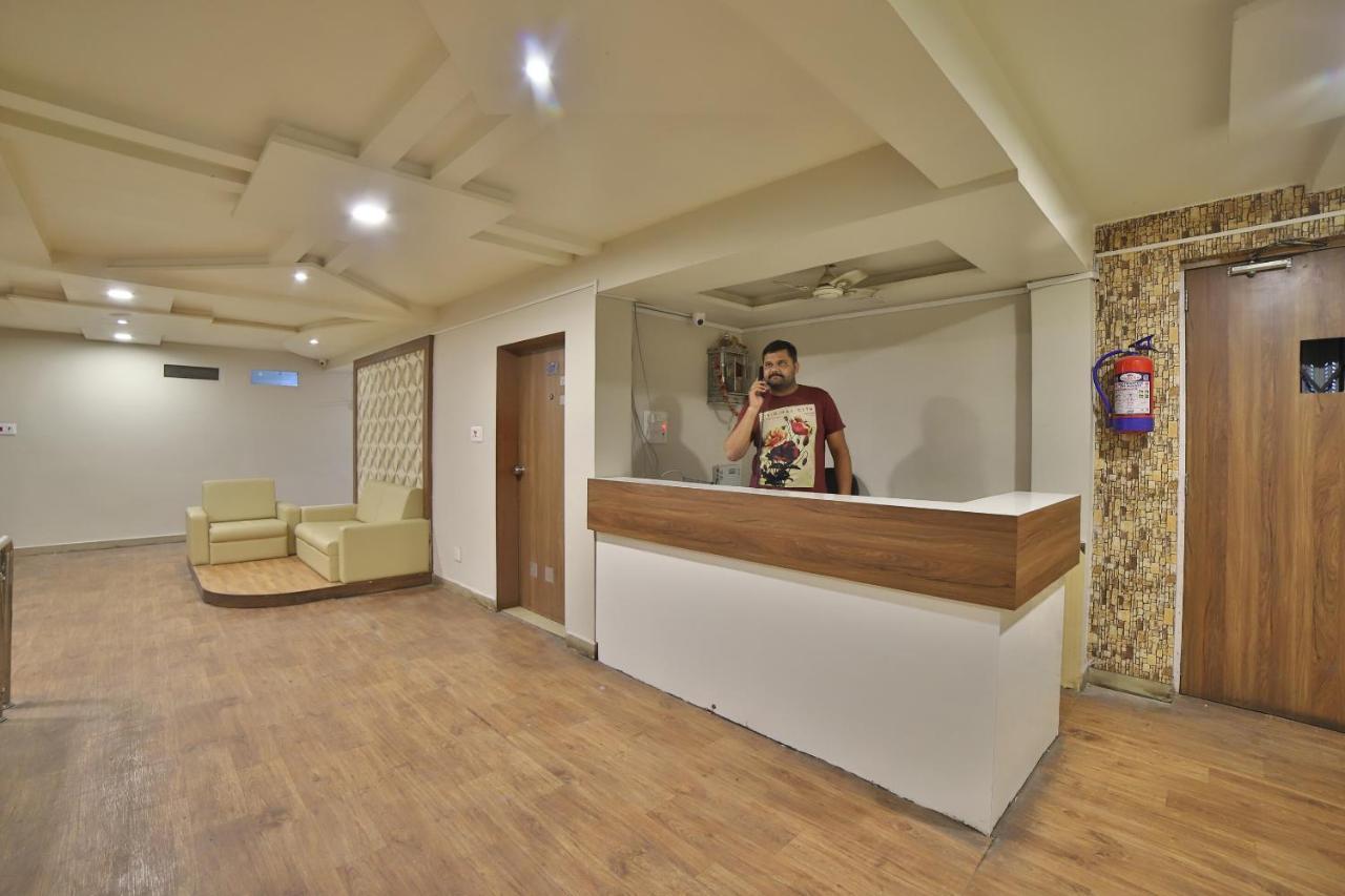 Oyo 41929 Hotel Loyal Residency Jamnagar Luaran gambar