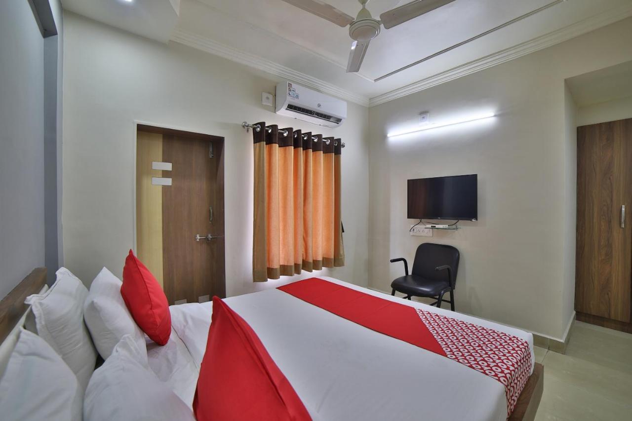 Oyo 41929 Hotel Loyal Residency Jamnagar Luaran gambar