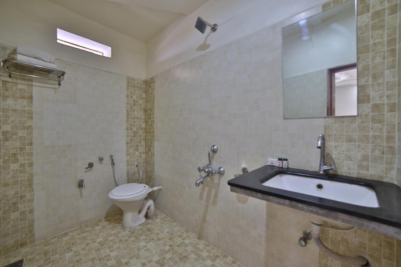 Oyo 41929 Hotel Loyal Residency Jamnagar Luaran gambar