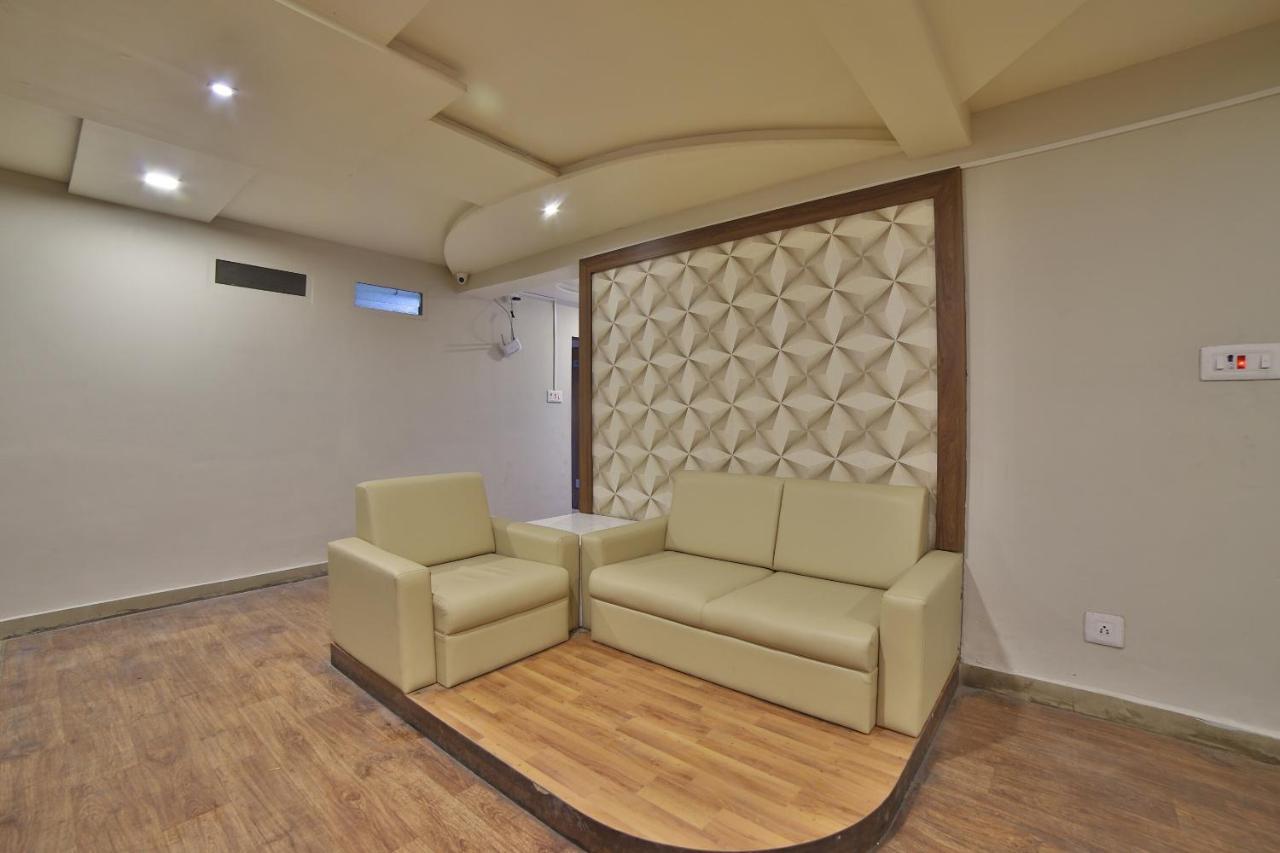 Oyo 41929 Hotel Loyal Residency Jamnagar Luaran gambar